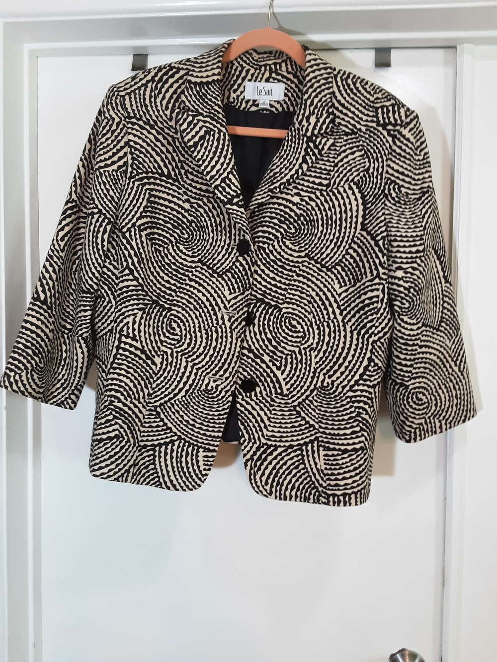 Le Suit Black and Cream Swirl Pattern Blazer